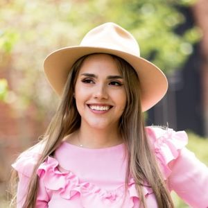 Meet your Posher, Daniela